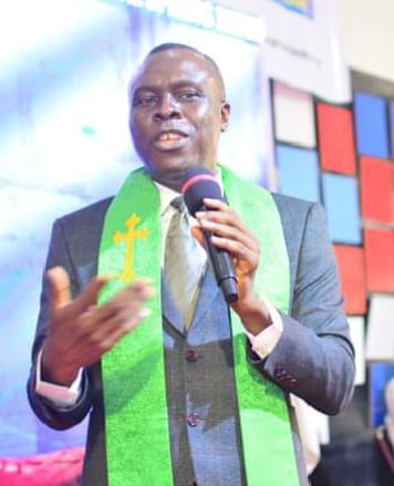 Apostle ministering — Sunday service
